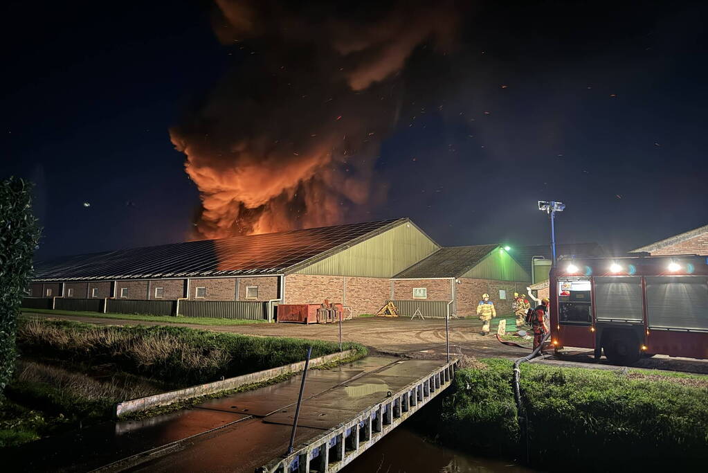 Uitslaande brand in stal, brandweer probeert dieren te redden
