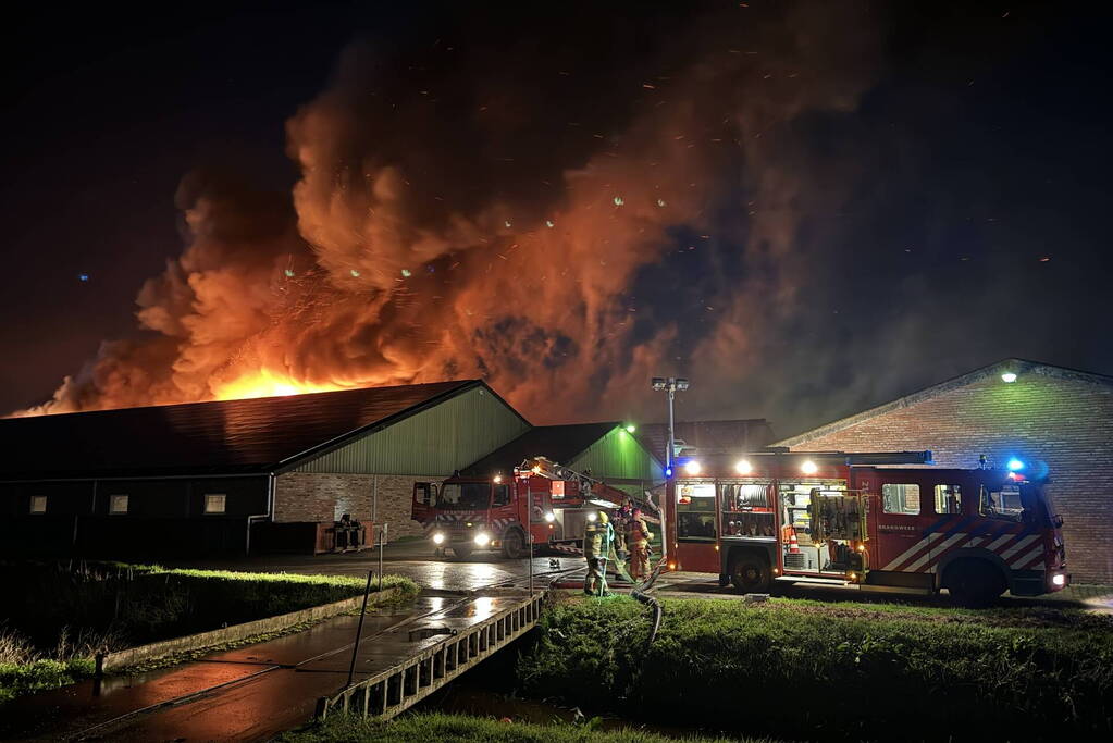 Uitslaande brand in stal, brandweer probeert dieren te redden
