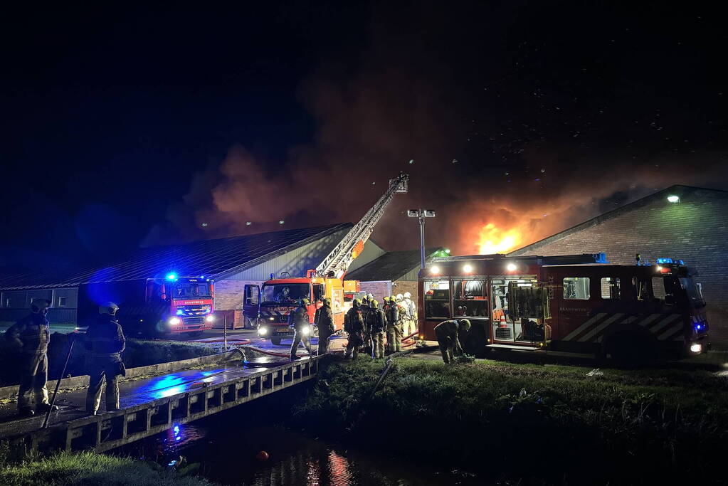 Uitslaande brand in stal, brandweer probeert dieren te redden