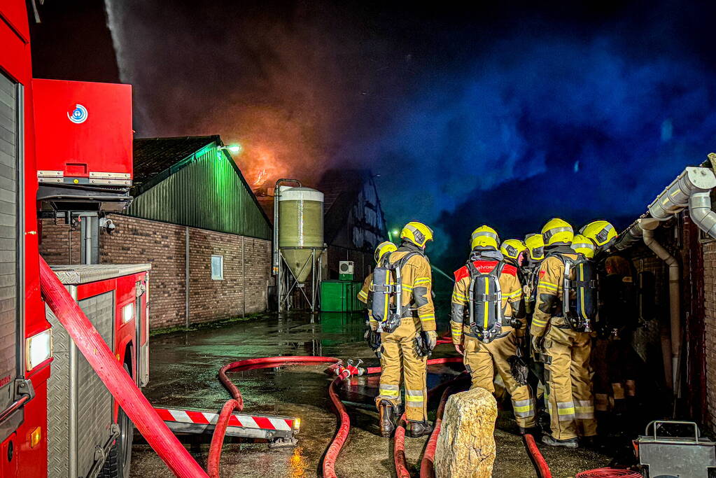 Uitslaande brand in stal, brandweer probeert dieren te redden