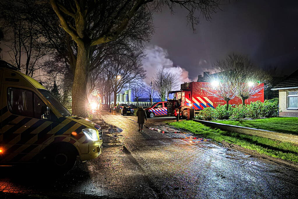 Uitslaande brand in stal, brandweer probeert dieren te redden