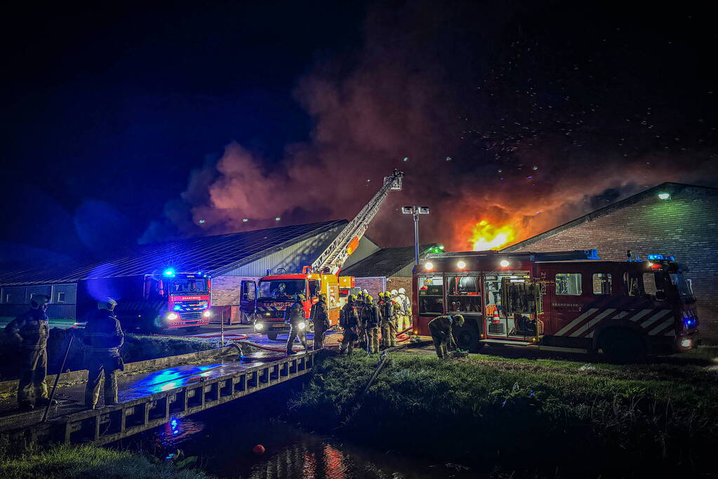 Uitslaande brand in stal, brandweer probeert dieren te redden