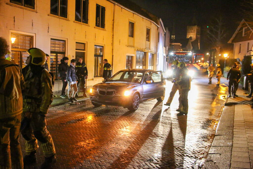 Automobilist ramt gevel van tandartspraktijk