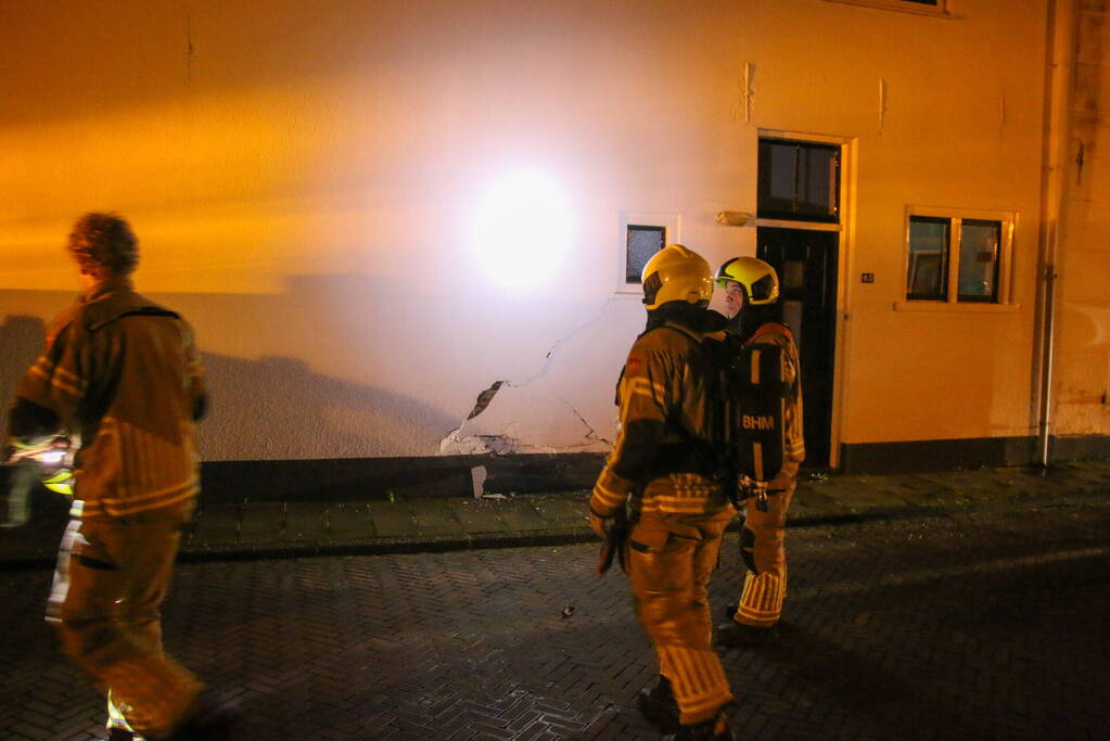 Automobilist ramt gevel van tandartspraktijk