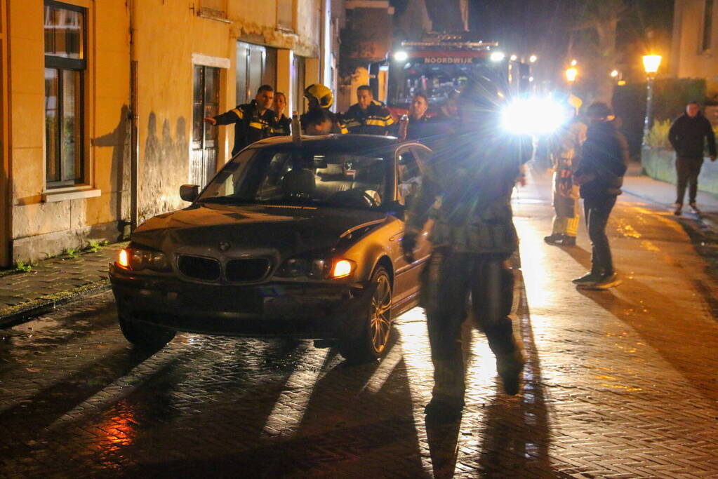 Automobilist ramt gevel van tandartspraktijk