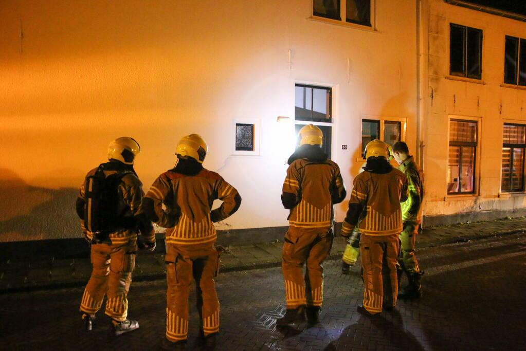 Automobilist ramt gevel van tandartspraktijk