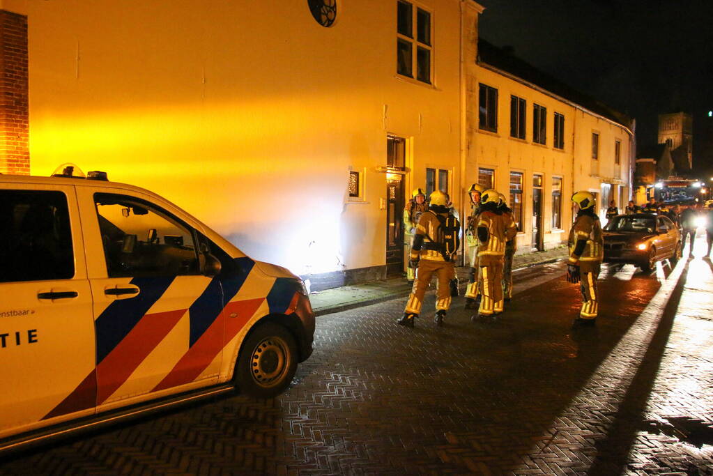 Automobilist ramt gevel van tandartspraktijk