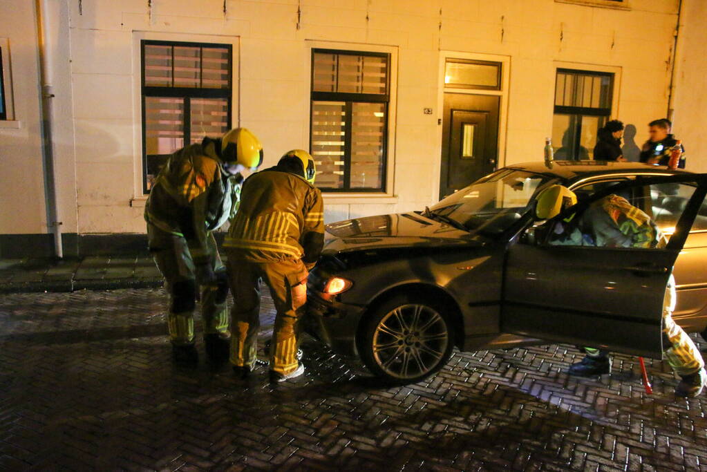 Automobilist ramt gevel van tandartspraktijk