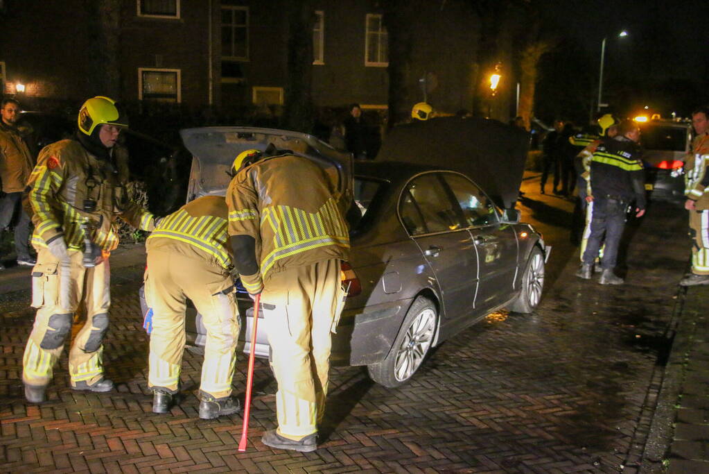 Automobilist ramt gevel van tandartspraktijk