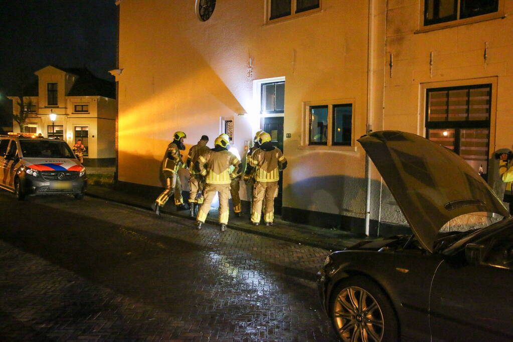 Automobilist ramt gevel van tandartspraktijk