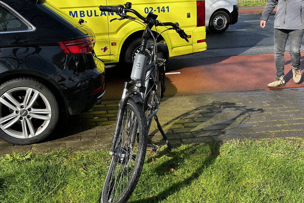 Automobilist en fietsster met elkaar in botsing