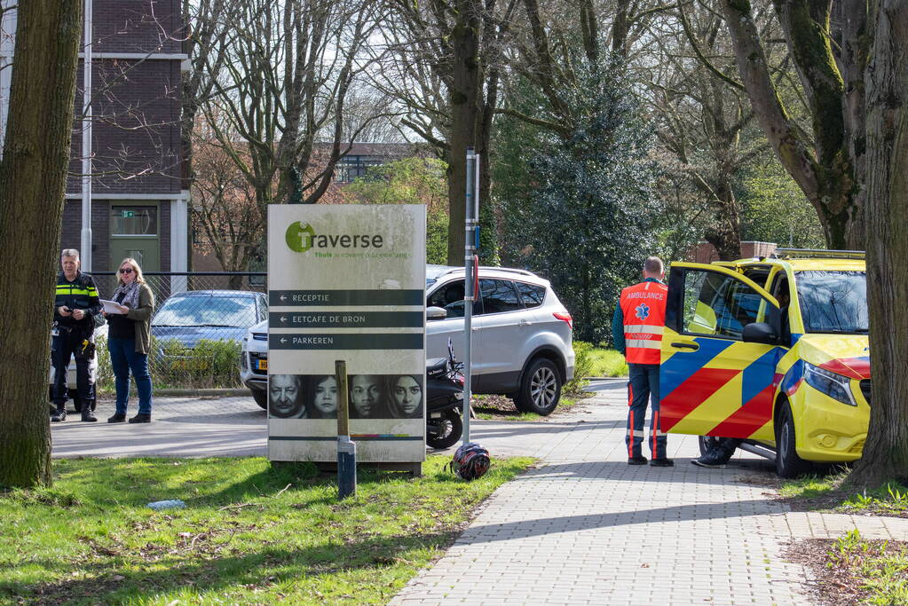 Afslaande automobilist ziet scooterrijder over het hoofd
