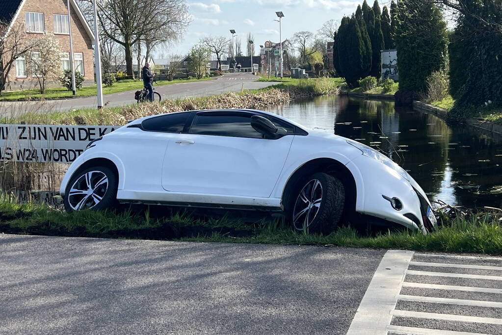 Automobilist verliest macht over stuur en belandt in sloot