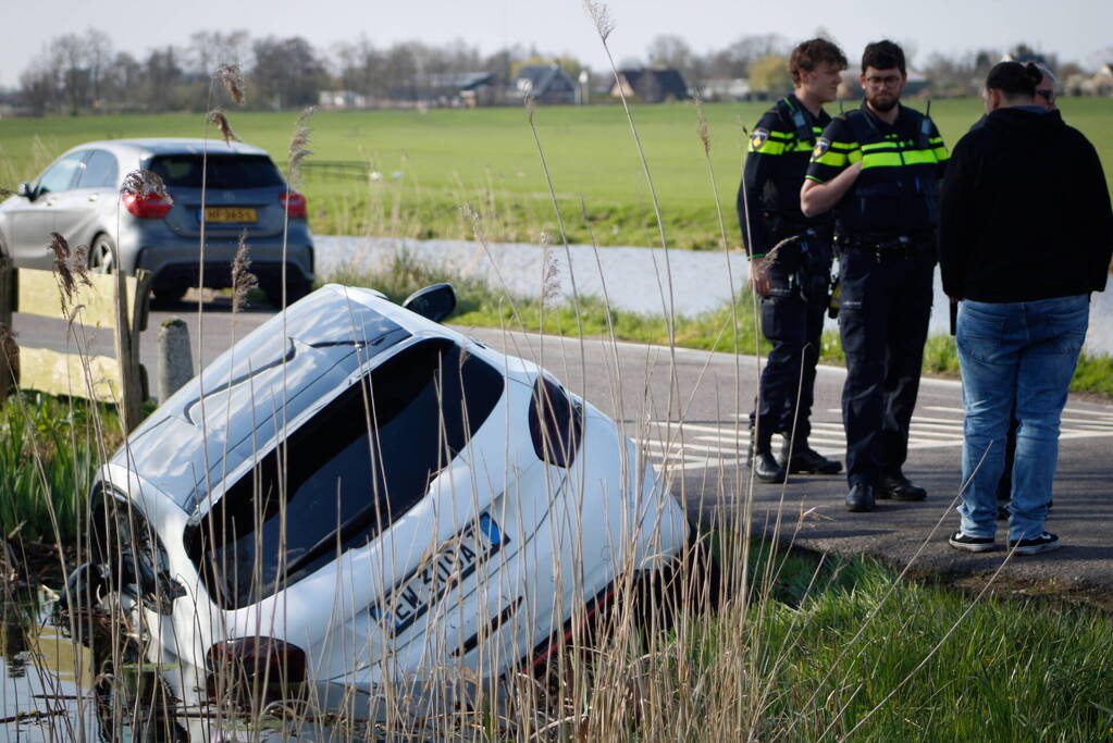 Automobilist verliest macht over stuur en belandt in sloot