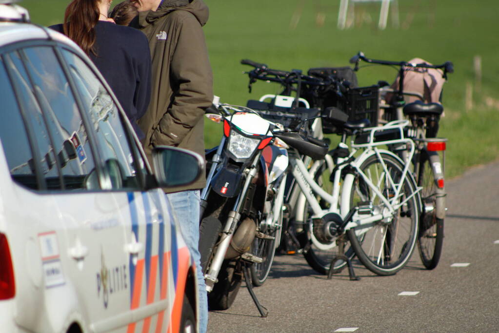 Meerdere fietsers onderuit na botsing met crossbrommer