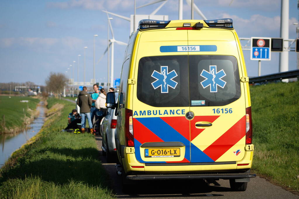 Meerdere fietsers onderuit na botsing met crossbrommer