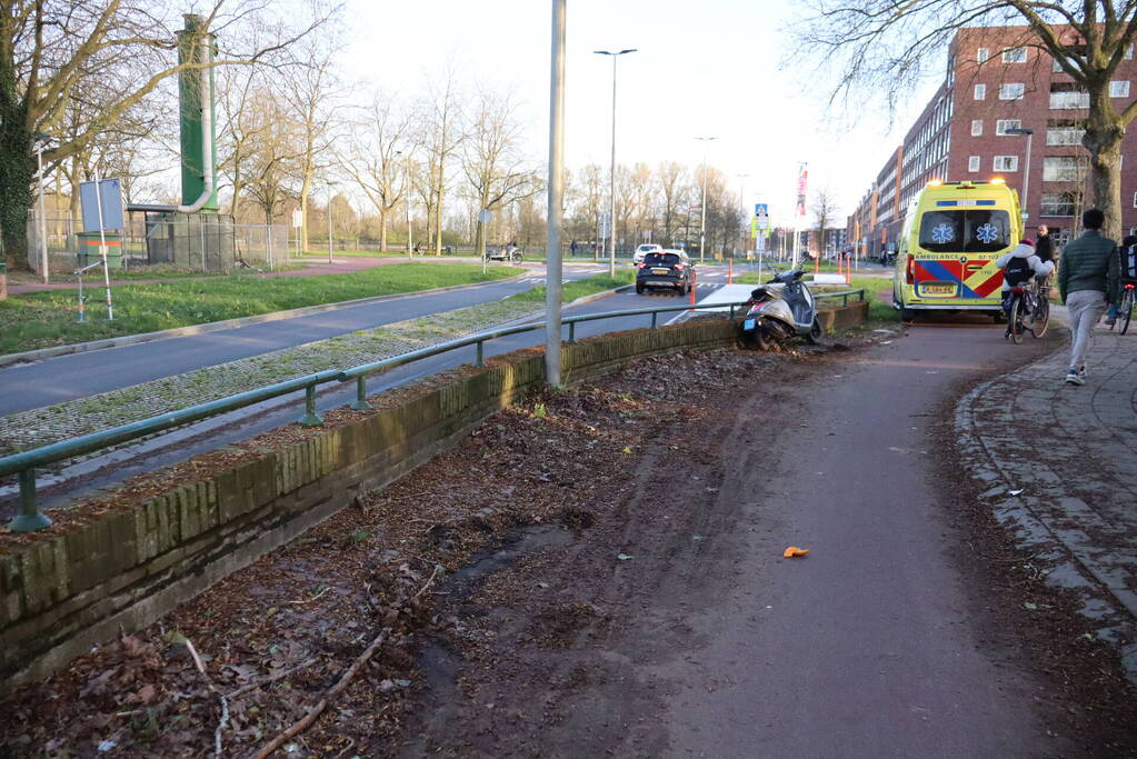 Scooterrijder onderuit na inhaalmanoeuvre