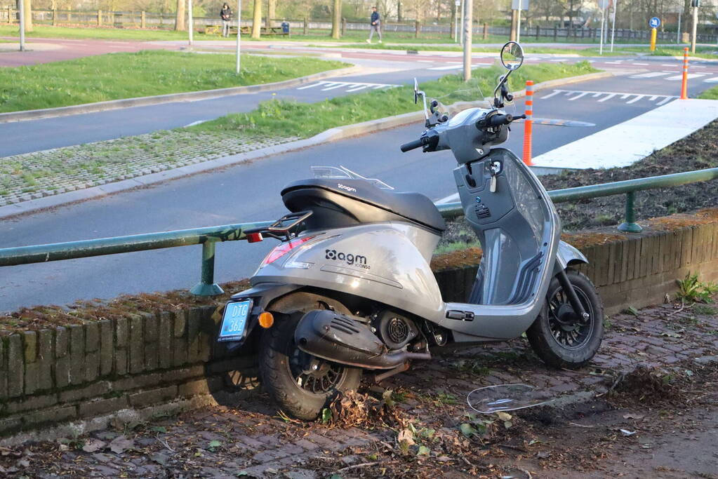 Scooterrijder onderuit na inhaalmanoeuvre