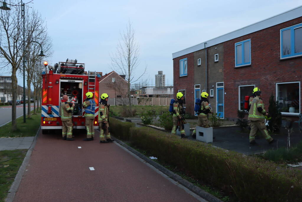 Brandweer doet onderzoek naar vreemde lucht in woning