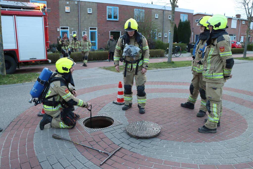 Brandweer doet onderzoek naar vreemde lucht in woning