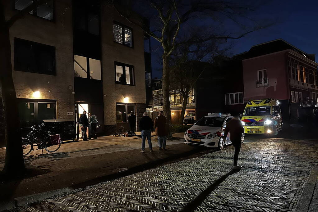 Persoon gewond na steekpartij in appartementencomplex