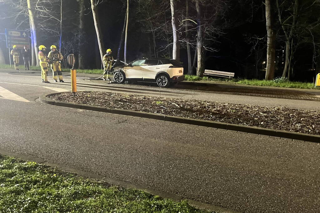 Auto zwaar beschadigd na brand