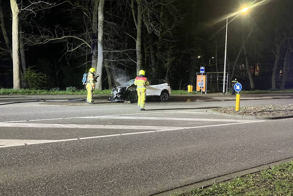 Auto zwaar beschadigd na brand