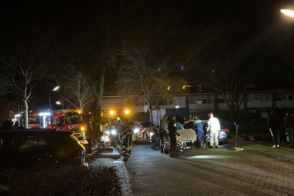 Persoon bekneld onder voertuig na aanrijding