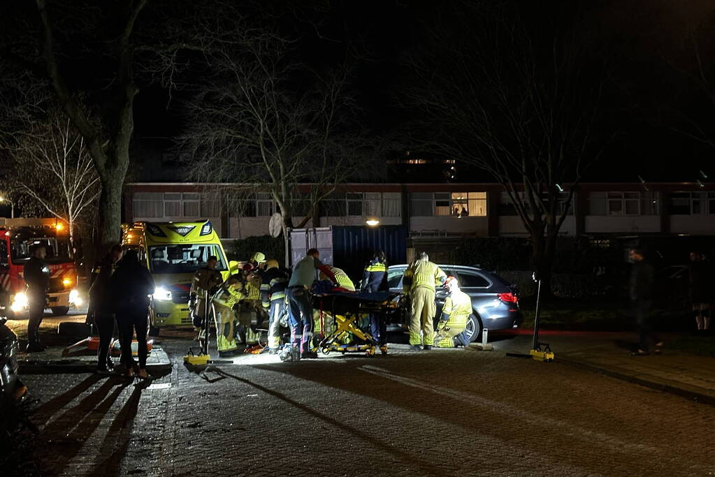 Persoon bekneld onder voertuig na aanrijding