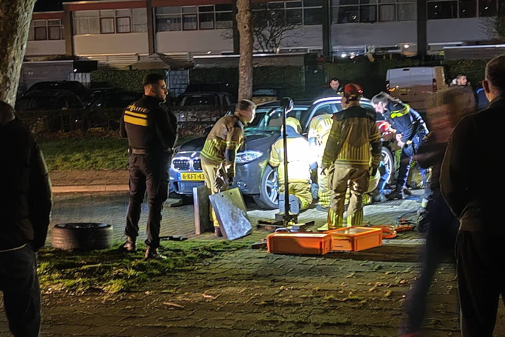 Persoon bekneld onder voertuig na aanrijding