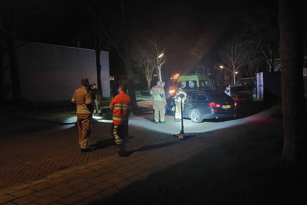 Persoon bekneld onder voertuig na aanrijding