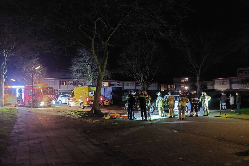 Persoon bekneld onder voertuig na aanrijding