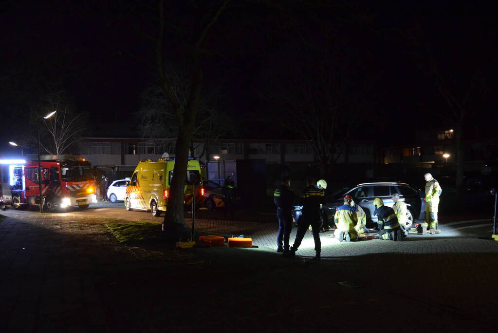 Persoon bekneld onder voertuig na aanrijding