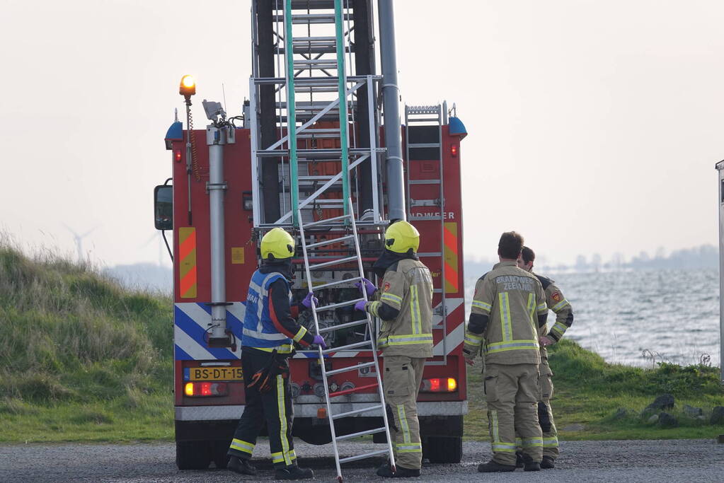 Overleden persoon door duikers van de marine boot aangetroffen