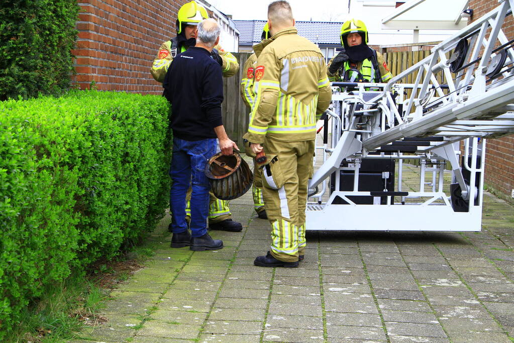 Brandweer veegt schoorsteen vanwege brand