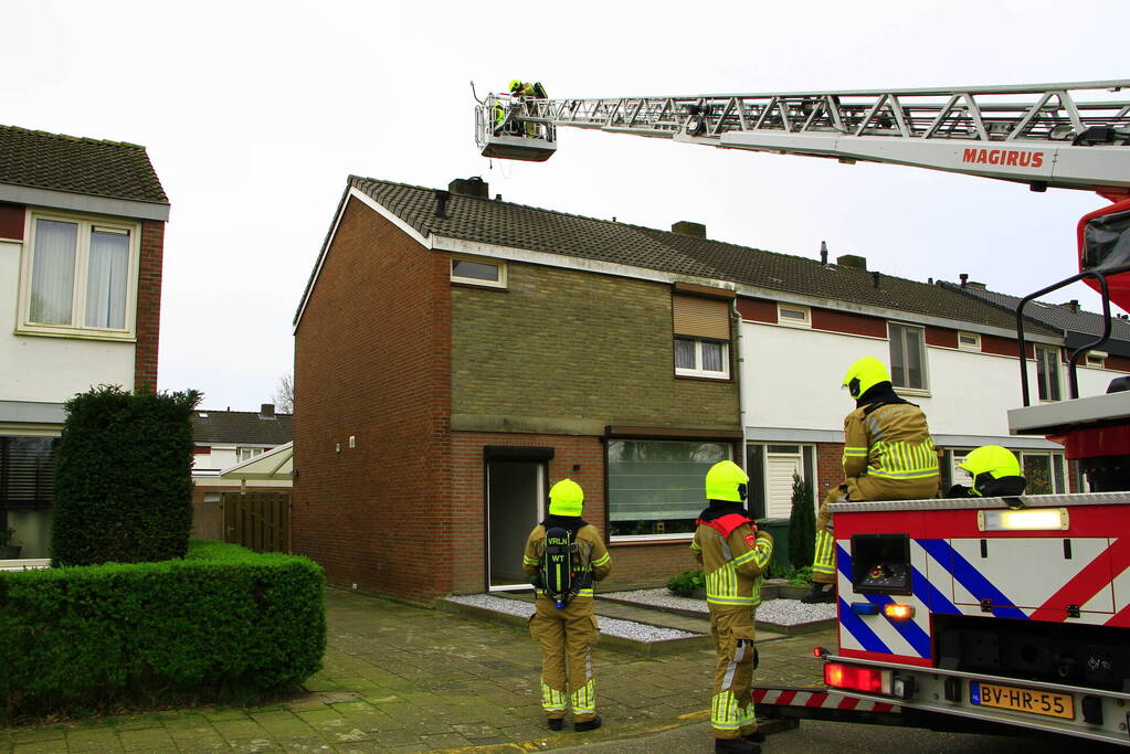 Brandweer veegt schoorsteen vanwege brand