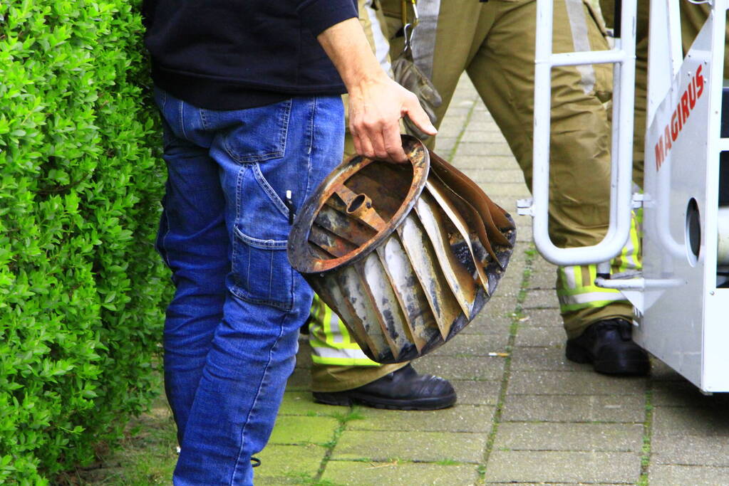 Brandweer veegt schoorsteen vanwege brand