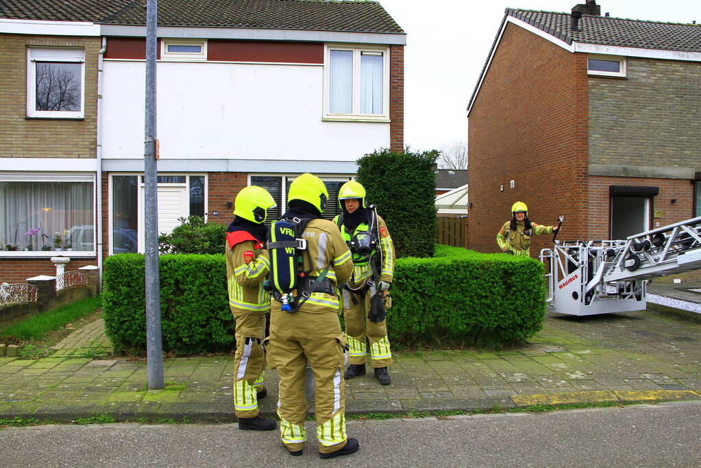 Brandweer veegt schoorsteen vanwege brand