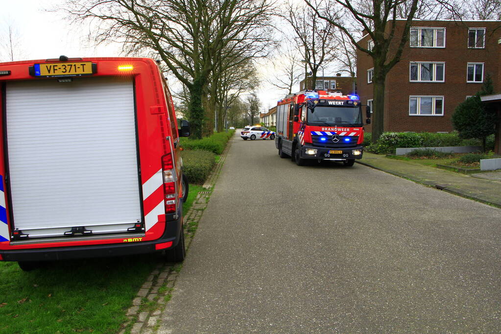 Brandweer veegt schoorsteen vanwege brand