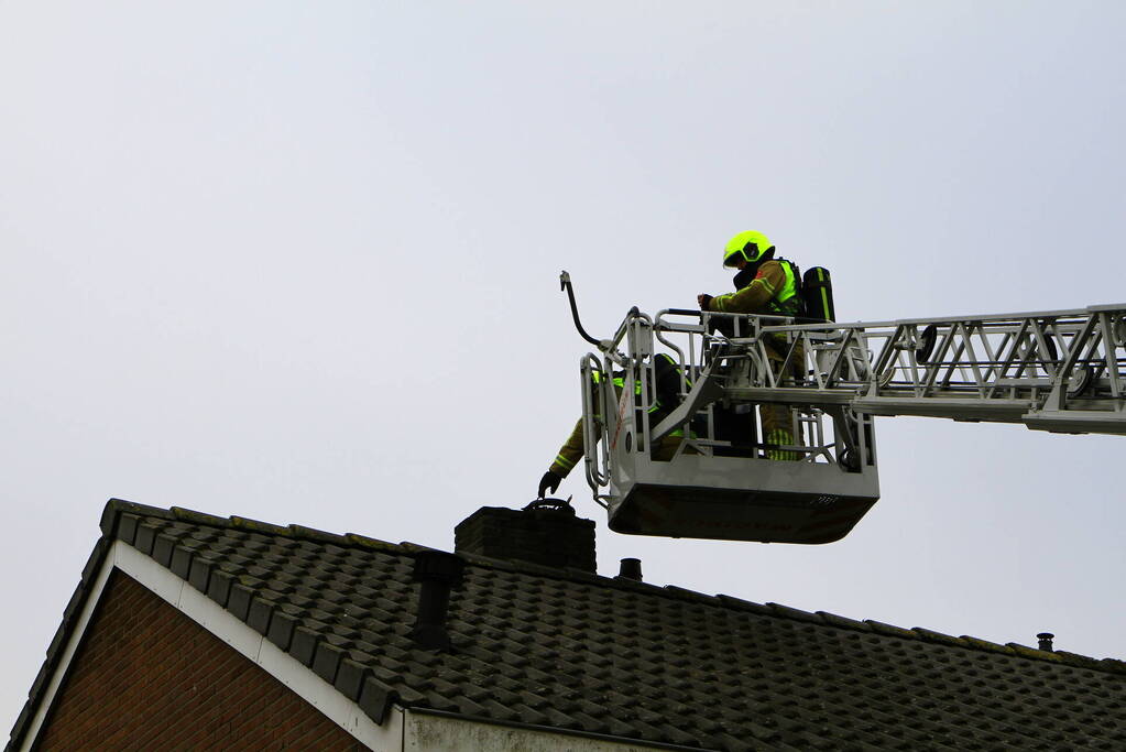 Brandweer veegt schoorsteen vanwege brand