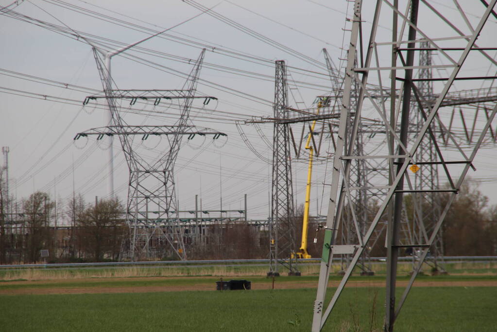 Snelweg afgesloten wegens gebroken arm van hoogspanningsmast
