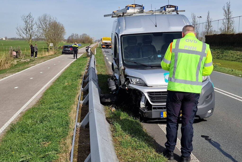 Bestuurder van bestelbus knalde op een auto met pech