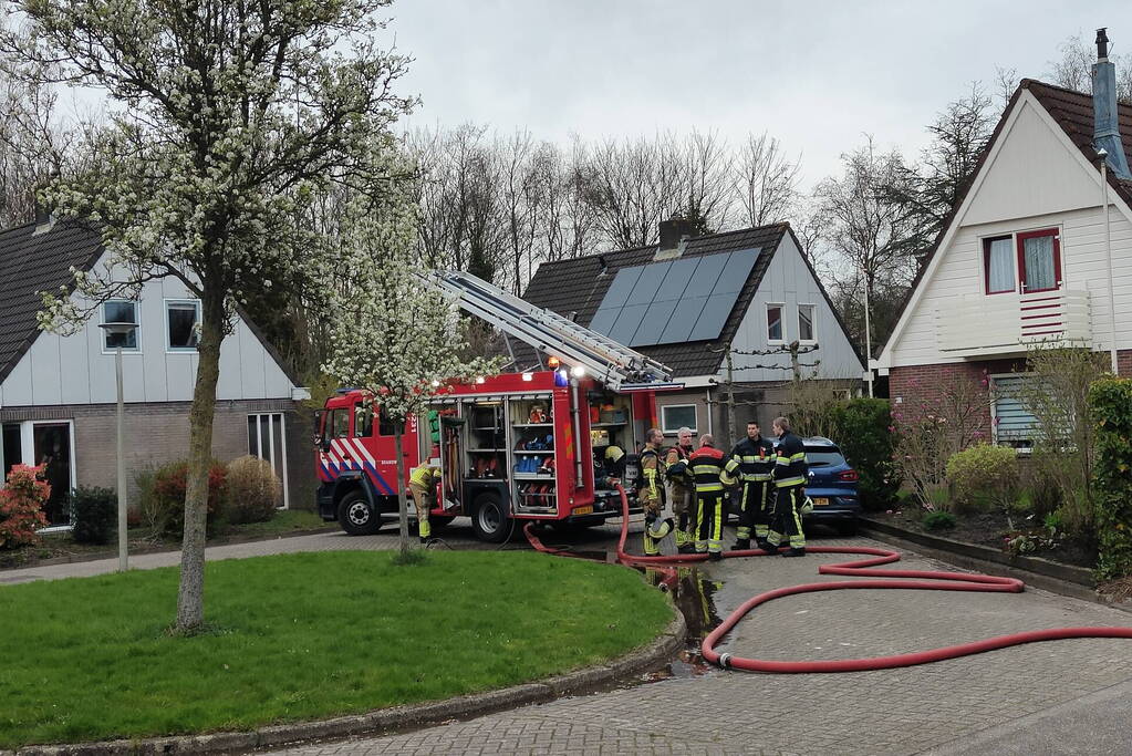 Brandweer ingezet voor brand in nok van dak