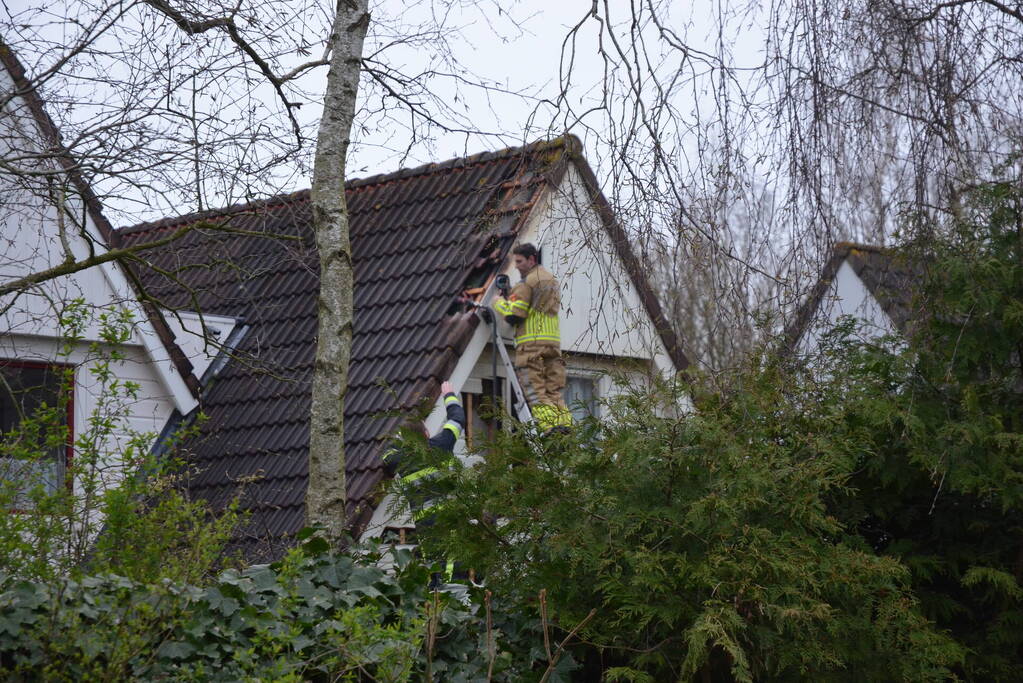 Brandweer ingezet voor brand in nok van dak