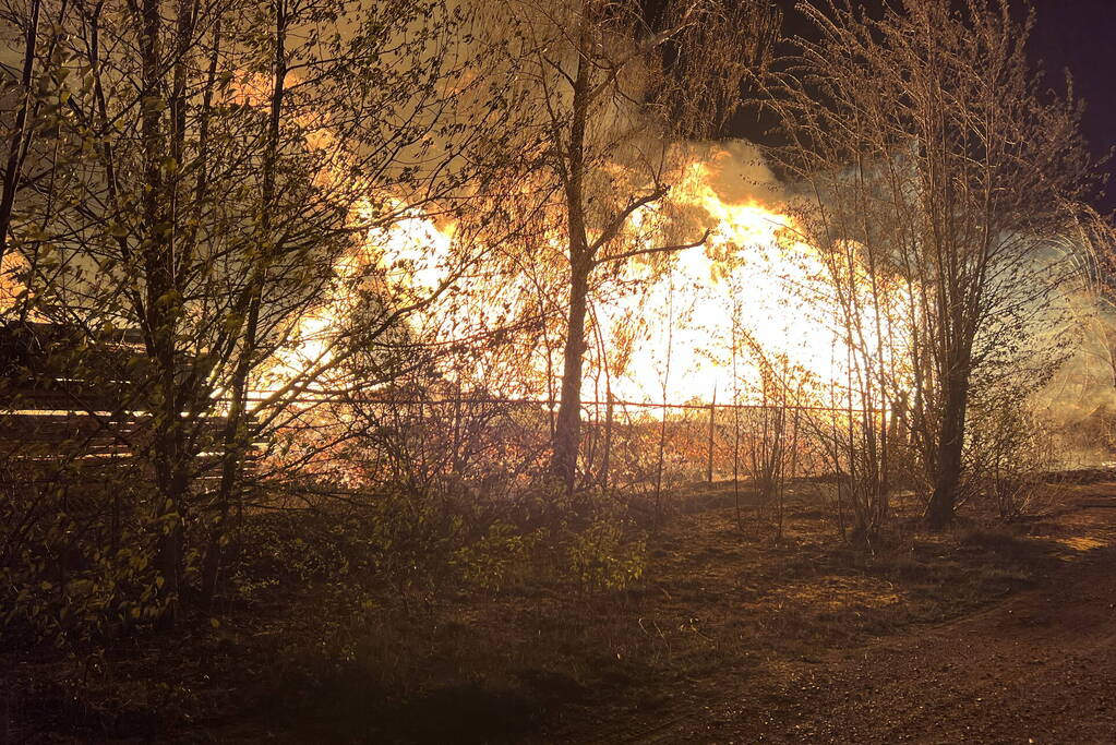 Enorme brand bij pallet opslag
