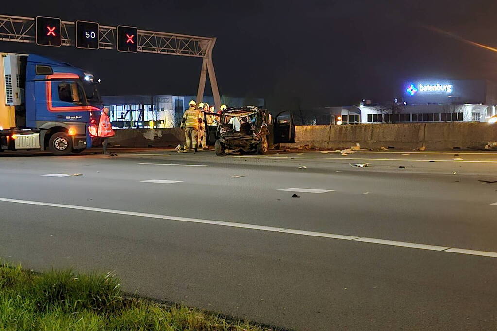 Hulpdiensten ingezet voor aanrijding tussen vrachtwagen en personenauto, snelweg afgesloten