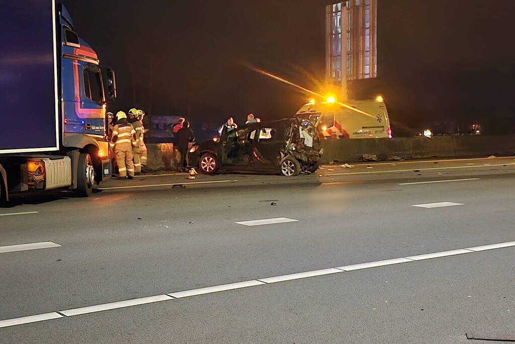 Hulpdiensten ingezet voor aanrijding tussen vrachtwagen en personenauto, snelweg afgesloten