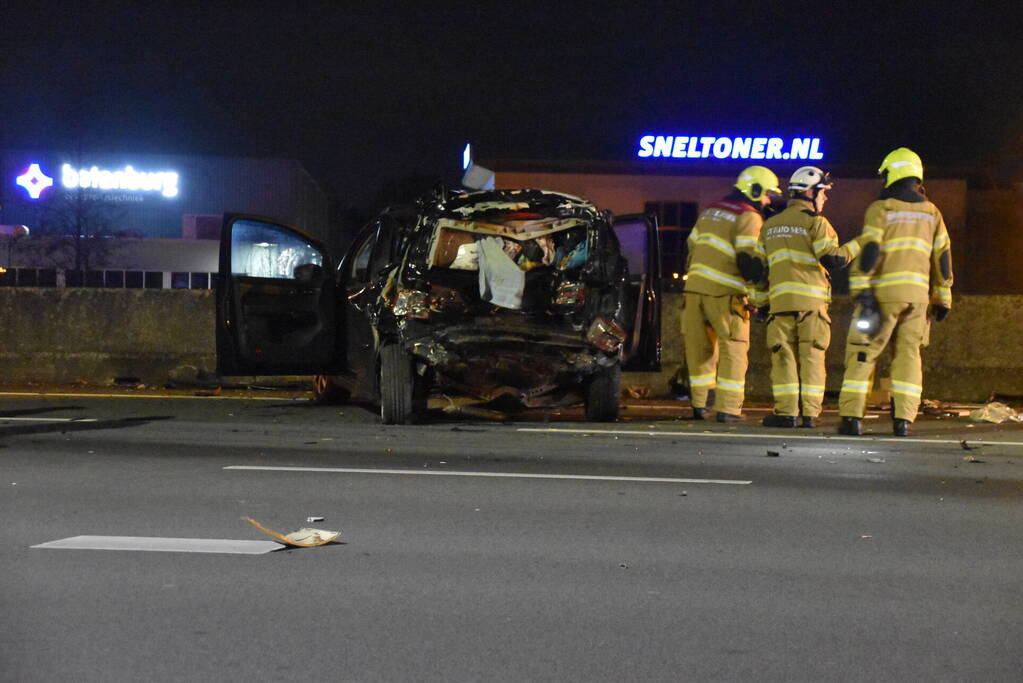 Hulpdiensten ingezet voor aanrijding tussen vrachtwagen en personenauto, snelweg afgesloten