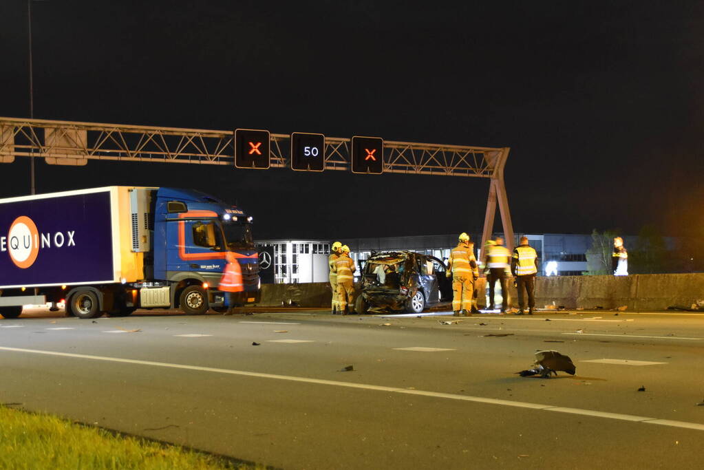 Hulpdiensten ingezet voor aanrijding tussen vrachtwagen en personenauto, snelweg afgesloten
