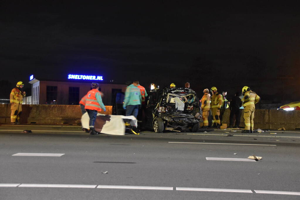 Hulpdiensten ingezet voor aanrijding tussen vrachtwagen en personenauto, snelweg afgesloten